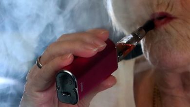 Photo of Smokers who spend time with e-cigarette users are more likely to try and quit tobacco, new survey shows